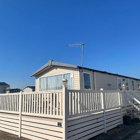 Delightful 6 Berth Holiday Home With Decking Area 치체스터 외부 사진