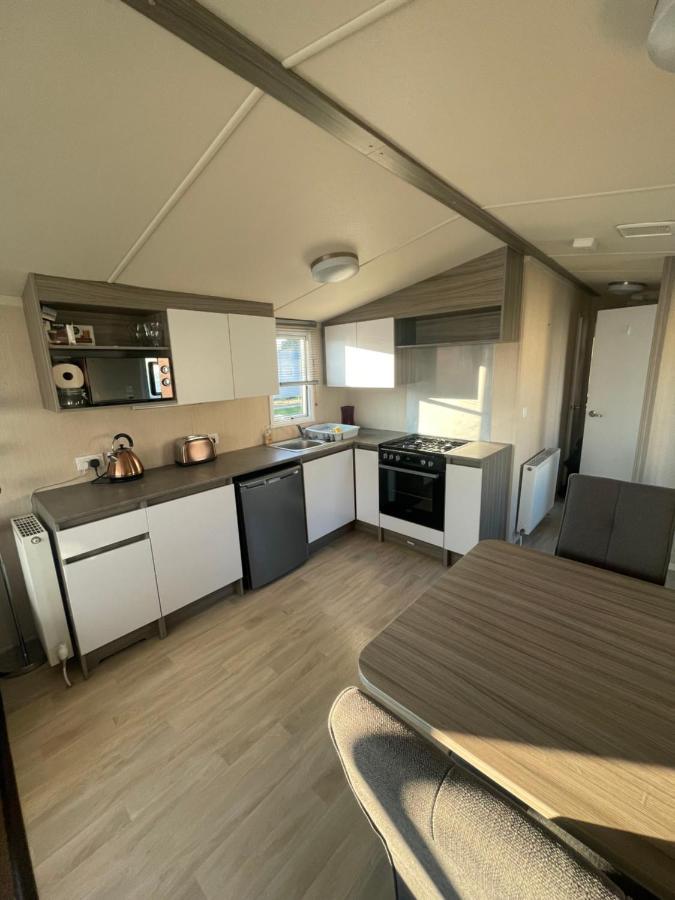Delightful 6 Berth Holiday Home With Decking Area 치체스터 외부 사진