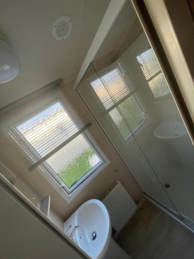 Delightful 6 Berth Holiday Home With Decking Area 치체스터 외부 사진