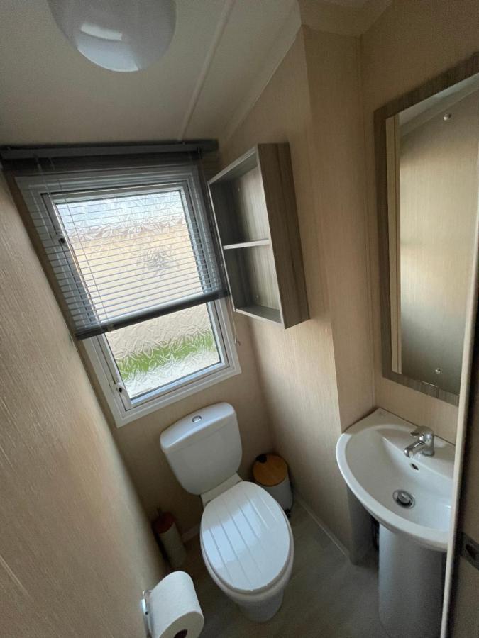 Delightful 6 Berth Holiday Home With Decking Area 치체스터 외부 사진