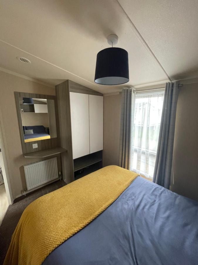 Delightful 6 Berth Holiday Home With Decking Area 치체스터 외부 사진