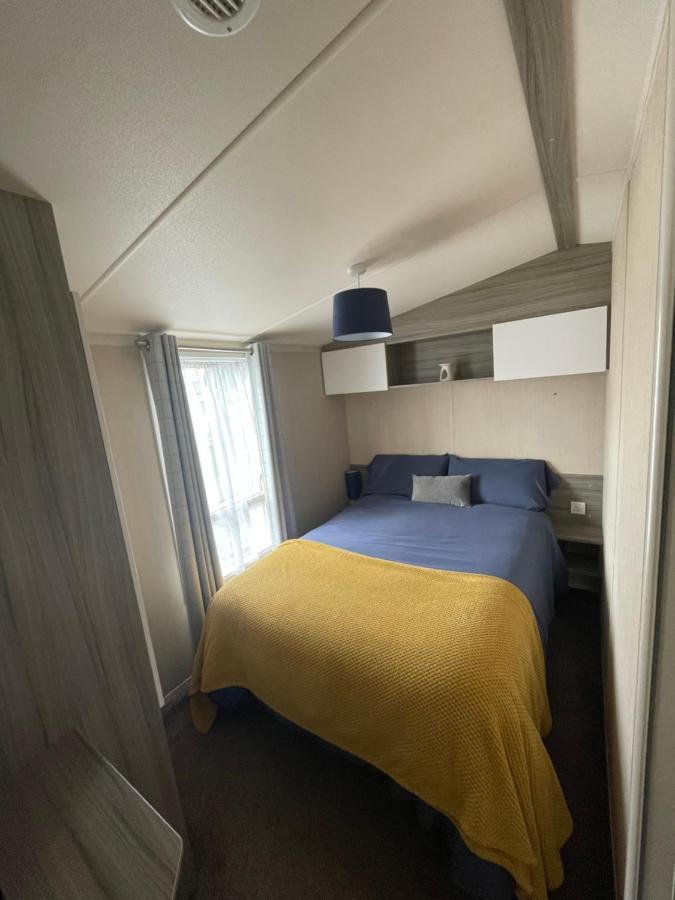 Delightful 6 Berth Holiday Home With Decking Area 치체스터 외부 사진