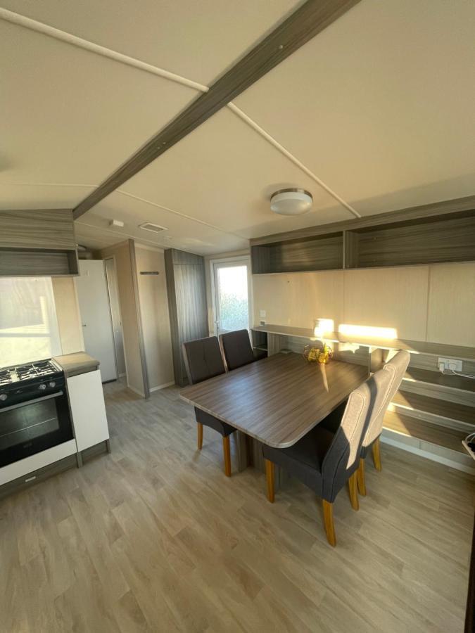 Delightful 6 Berth Holiday Home With Decking Area 치체스터 외부 사진