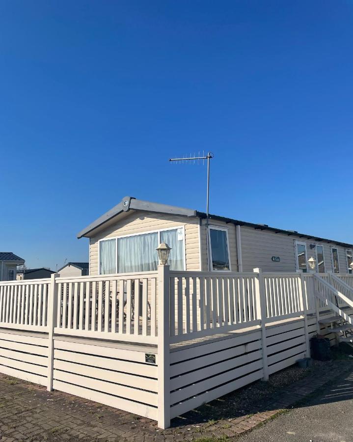 Delightful 6 Berth Holiday Home With Decking Area 치체스터 외부 사진