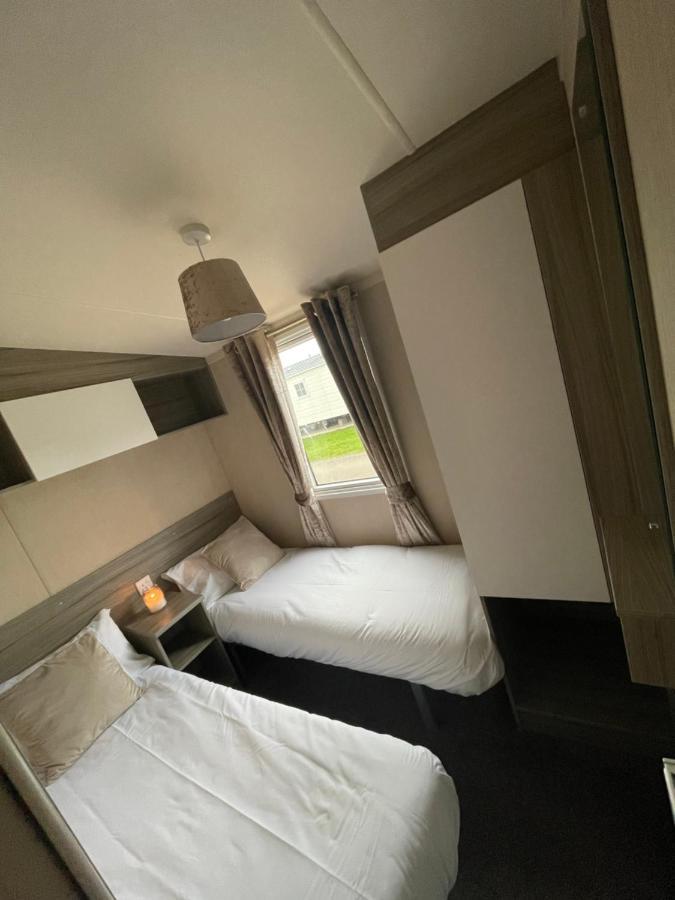 Delightful 6 Berth Holiday Home With Decking Area 치체스터 외부 사진
