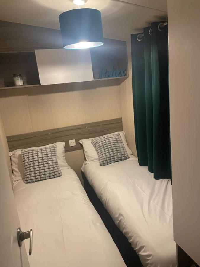 Delightful 6 Berth Holiday Home With Decking Area 치체스터 외부 사진