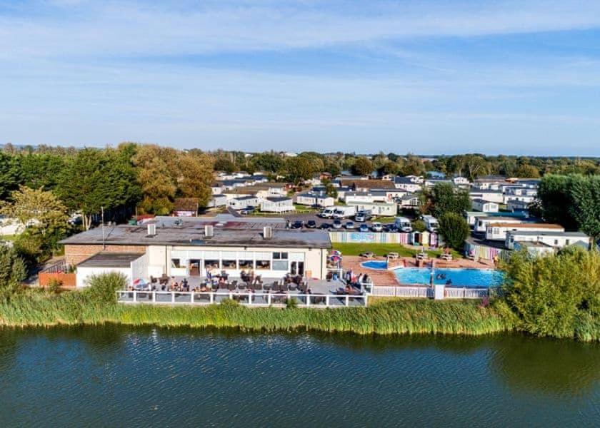 Delightful 6 Berth Holiday Home With Decking Area 치체스터 외부 사진